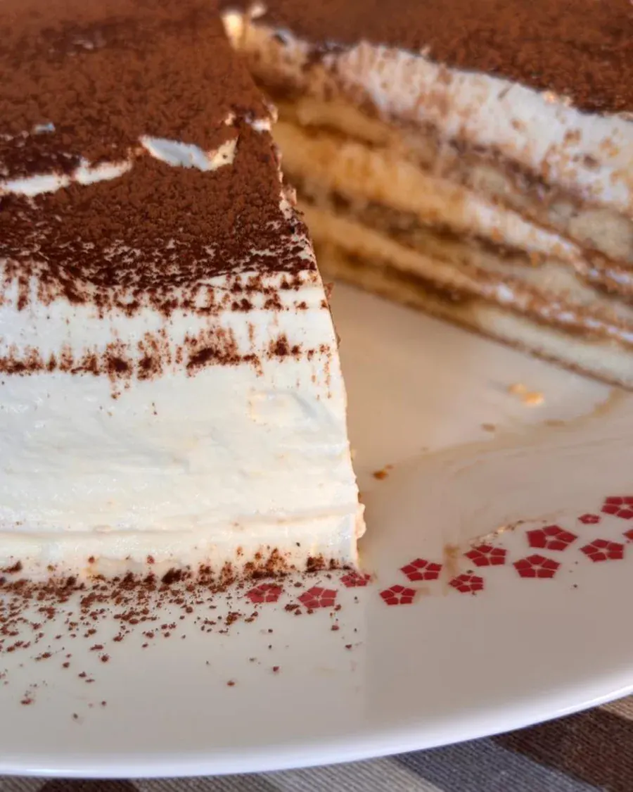 Corte del tiramisú donde se ven las capas alternas de bizcocho y crema de mascarpone.